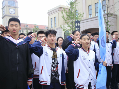 戴上成人礼帽、走过“成人门”，青岛少年迎来庄严的十八岁“成人时刻”
