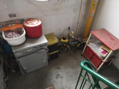 记者在现场|楼道堆杂物 居民疾呼清理