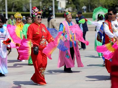 青岛市民用各种方式开启五一假期
