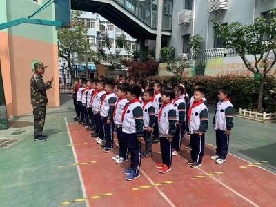 培养顽强意志力和爱国主义精神，青岛大名路小学在微学期组织学子军训