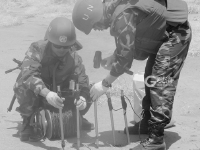 非洲维和实拍：60度高温沙漠，中国工兵找到水源打出数口井