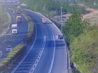 一面包车突遇爆胎倒翻路面！幸亏乘车人员都做了这件事才无大碍……