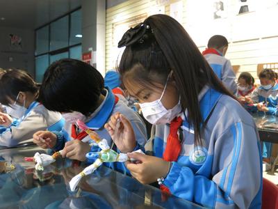 学扎染、探究大沽河文化、观城市规划展馆……胶州这场校外研学活动挺特别