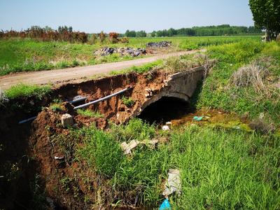 记者在现场ￜ老桥部分坍塌 村民盼加固
