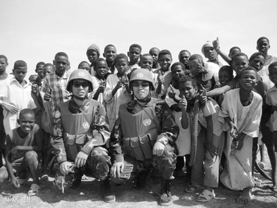 非洲维和实拍：60度高温沙漠，中国工兵找到水源打出数口井