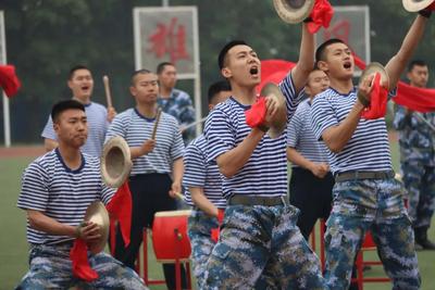 满屏热血！军体运动会上演匕首操，数他们最燃！