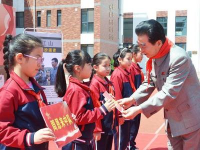 “为中华之崛起而读书”，周恩来特型演员张江山给青岛学生讲党史