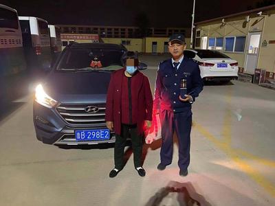 青岛一老人深夜离家出走，公交驾驶员“拦截”后的举动很暖心……