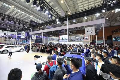 名车、美模、拍客…哪个最闪？2021青岛车展首日实拍（多图）