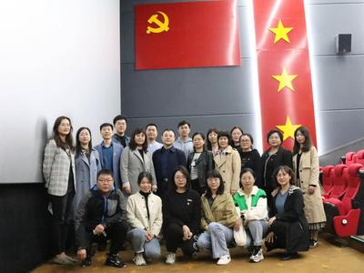 观看红色影片，致敬革命先烈！晨星实验学校开展观影主题党日活动