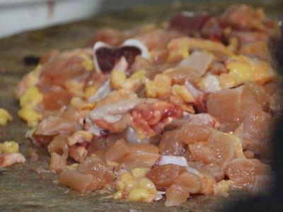 40余吨变质冷冻鸡肉流向潍坊、聊城……1万元的鸡肉3000就卖