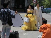 定格幸福时光！各地新人扎堆来青拍婚纱照