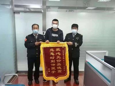 搀扶摔倒乘客、等候拄拐老人……青岛街头，“好司机”擦亮城市文明窗口