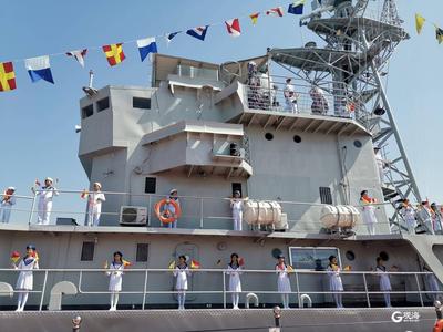 海军退役昭通号导弹护卫舰接舰仪式举行  入驻青岛后将用于国防和爱国教育