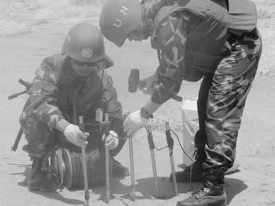 非洲维和实拍：60度高温沙漠，中国工兵找到水源打出数口井