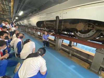 李沧区护路办和青岛沧口学校共同开展爱路护路宣传活动