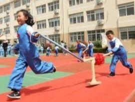 在校园里插秧犁地……好开心！青岛福州路小学开展劳动主题实践活动