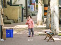 陵县支路：招牌式红瓦绿树蓝天！漫画风的老街小景 | 百年·百街⑩