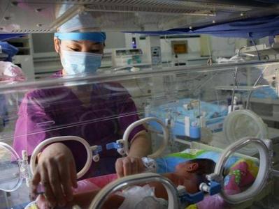 中国跌入“低生育率陷阱”了吗？人普办负责人回应