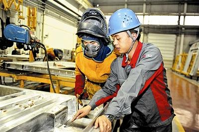 高铁焊接大师张合礼：为中国高铁焊出坚挺的“脊梁” 