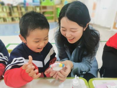 “感恩母亲 为爱绽放”，青岛市晨星实验学校学前部家长进校园母亲节主题活动