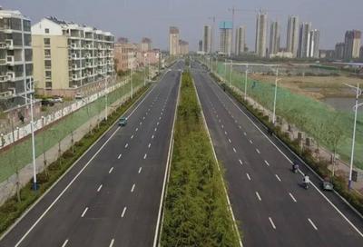 即墨区今年将实施42项市政道路工程，其中16项已开工建设