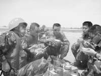 非洲维和实拍：60度高温沙漠，中国工兵找到水源打出数口井