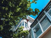 陵县支路：招牌式红瓦绿树蓝天！漫画风的老街小景 | 百年·百街⑩