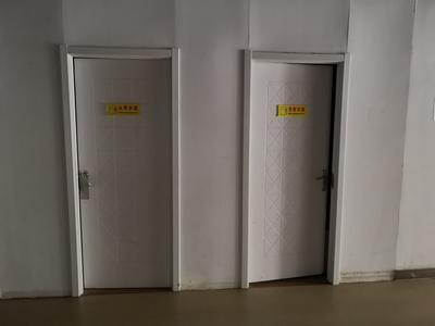 记者在现场ￜ更衣室不开放 市民无奈到卫生间更衣