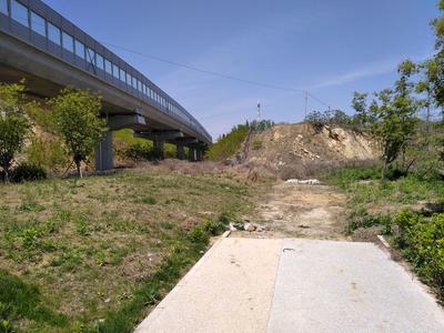记者在现场｜小区周边现“断头路” 居民“翻山越岭”乘地铁