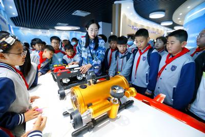 3D海洋牧场、水下机器人、深海探测船…这群小学生在蓝谷海洋科技馆逛嗨了
