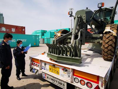 山东首次！“中韩海上高速公路”助力重型机械出口“门到门”运输