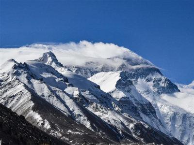 失明25年，中国登山者张洪成为亚洲首位登顶珠峰的盲人