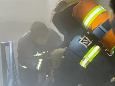 烈火浓烟中，消防员摘下呼吸器面罩给老人戴上