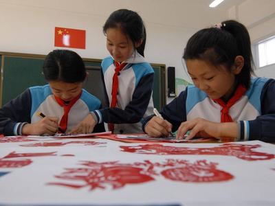 以“剪”为笔，鲜活党史人物、经典党史故事跃然纸上，青岛这所小学这样学党史