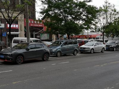 记者在现场|私家车停上人行道 盲道成管理“盲区”