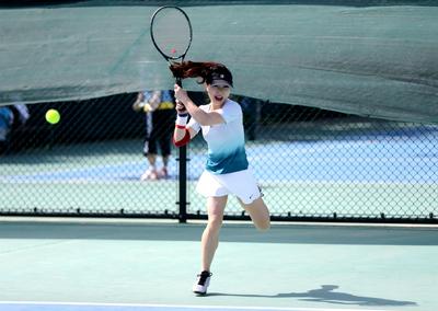 首届网球俱乐部联赛开打！岛城市民用运动的方式送别五月