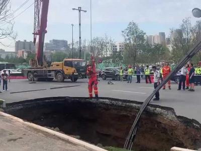西安道路塌陷被救出女子已无生命体征