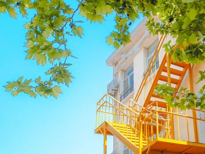 陵县支路：招牌式红瓦绿树蓝天！漫画风的老街小景 | 百年·百街⑩