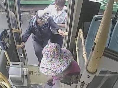 九旬老人突然晕倒、视障乘客出行不便……青岛街头，他们收获一路温暖