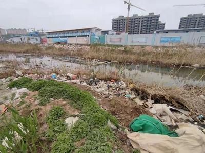 记者在现场 | 城阳区这个明渠污水横流、两岸垃圾成山，持续多年无人治理