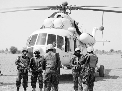 非洲维和实拍：60度高温沙漠，中国工兵找到水源打出数口井