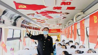 校车大变身！打造流动红色课堂，青岛193部交运校车变身党史学习教育阵地