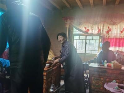 维护基站遇塌方被西藏老奶奶收留，一番话感动网友