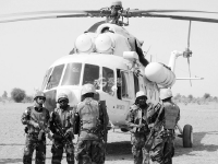 非洲维和实拍：60度高温沙漠，中国工兵找到水源打出数口井