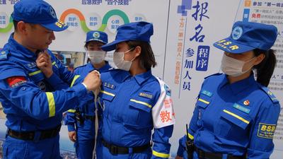 青岛这个区演示心肺复苏、AED除颤器使用、应急逃生，提高居民自救能力