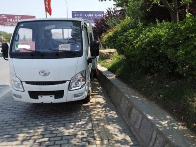 记者在现场ￜ人行道成新车卖场 市民绕行存隐患