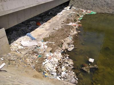 记者在现场｜按“图”清垃圾 “盲区”差一步