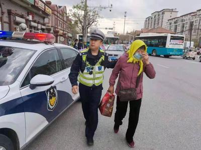 自掏腰包为老人购票、帮忙更换轮胎……高速公路上执勤民警温暖出行路