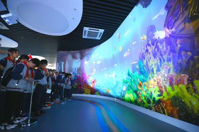 3D海洋牧场、水下机器人、深海探测船…这群小学生在蓝谷海洋科技馆逛嗨了